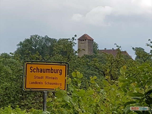 Schaumburg mit der Burg im Hintergrund