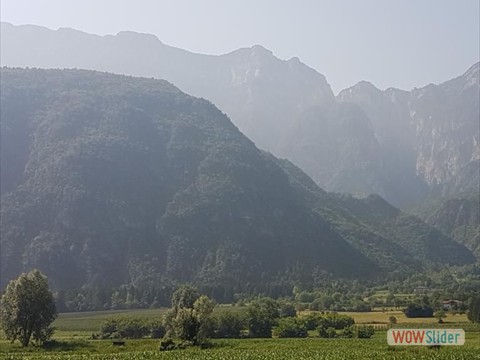Blick auf die Bergwelt im Suganertal